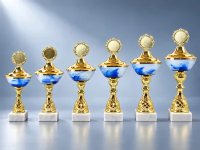 Glaspokal Bad Ischl blau-gold in sechs Größen mit blau marmorierter Glasschale, Emblemträger und Marmorsockel