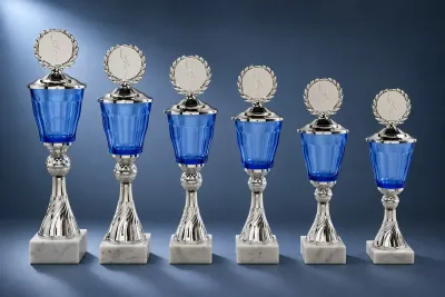 Glaspokal Gmunden silber-blau in sechs Größen mit blauer Glasschale, Emblemträger und Marmorsockel