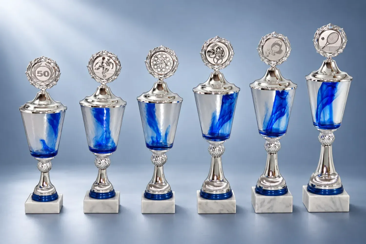 Glaspokal Baden blau-silber in sechs Größen mit blau marmorierter Glasschale, Emblemträger und Marmorsockel