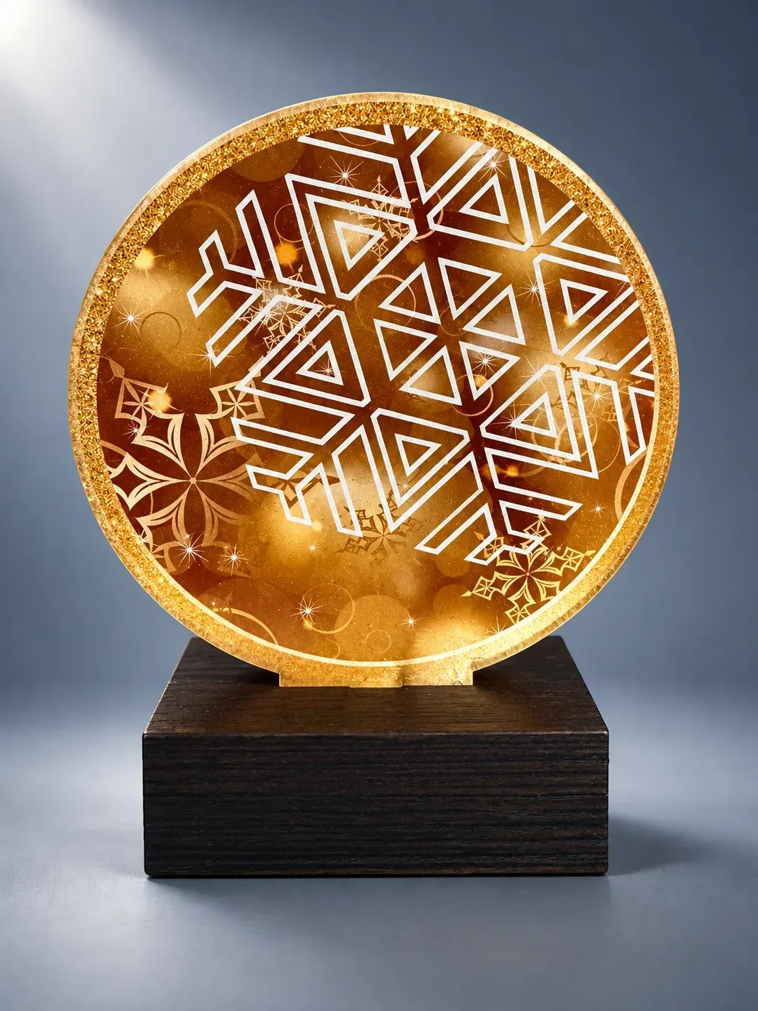 Winter Crystal – Holztrophäe ab € 12,00 Winter Crystal Holztrophäe aus bedrucktem Holz mit Schneeflockenmotiv auf dunklem Holzsockel, 13,5 cm
Preis: 12,00 €