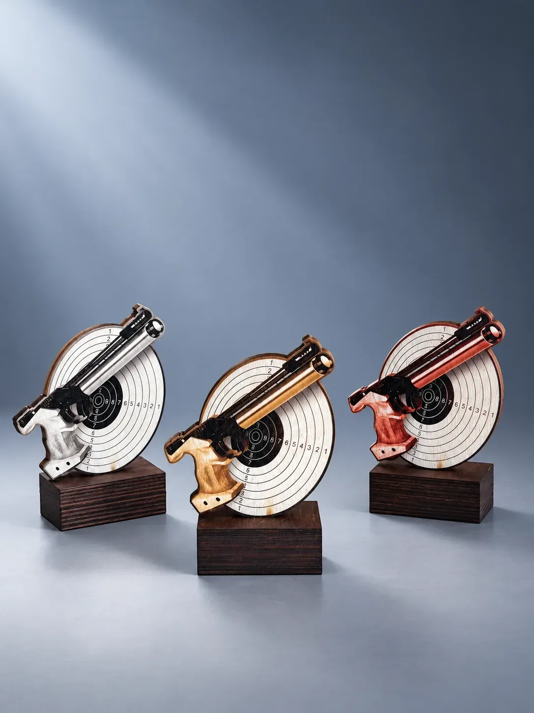 Sportschützen-Trophäe „Pistole“ aus Holz, ab € 10,50 Sportschützen-Trophäe aus Holz mit Pistolen- und Zielscheibenmotiv in Gold, Silber und Bronze, 13,5 cm hoch