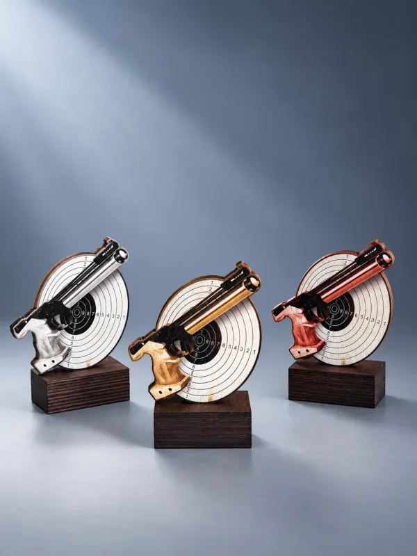 Sportschützen-Trophäe „Pistole“ aus Holz, ab € 10,50 Sportschützen-Trophäe aus Holz mit Pistolen- und Zielscheibenmotiv in Gold, Silber und Bronze, 13,5 cm hoch