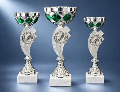Pokal Drei silberfarbene Pokale mit grünen Metallschalen, geschwungenem Mittelteil mit Emblemträger und w…