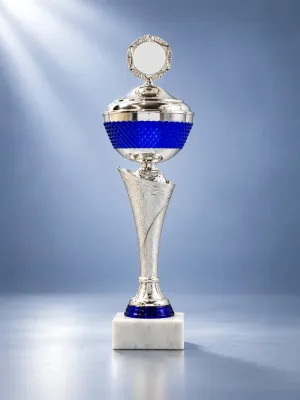 Pokal Azzurro – Silber-blauer Deckelpokal, 10 Größen Pokal Azzurro in Silber-Blau mit verziertem Säulenschaft, silbernem Deckel, rundem Emblemträger und…
