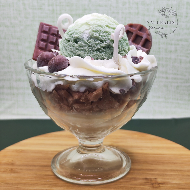 Copa de helado de menta y chocolate