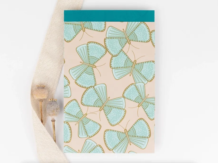 Beige/lichtblauwe papieren vlinderzakjes - 5 stuks