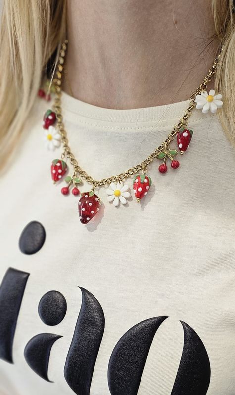 Kette mit Erdbeeren