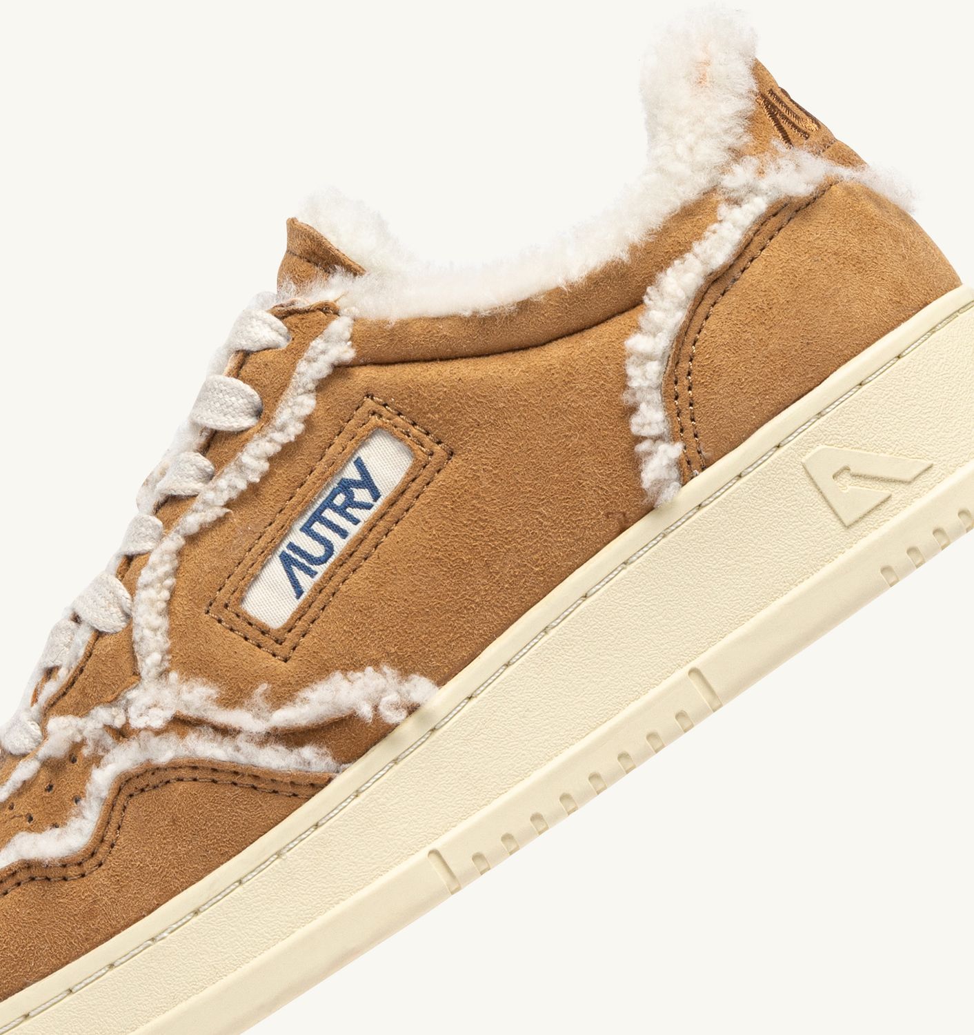 Autry Medalist Bruin Suede Leer Sheerling GQ01