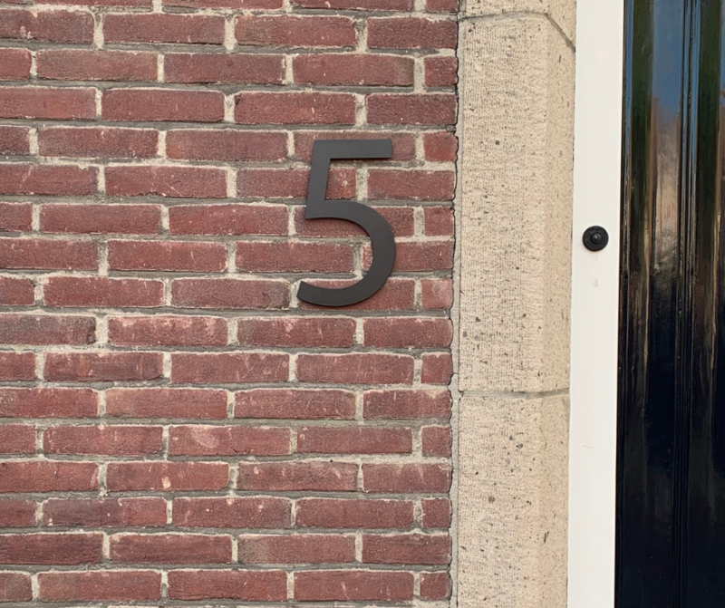 Modern Zwart Huisnummer – 30 cm Hoog
