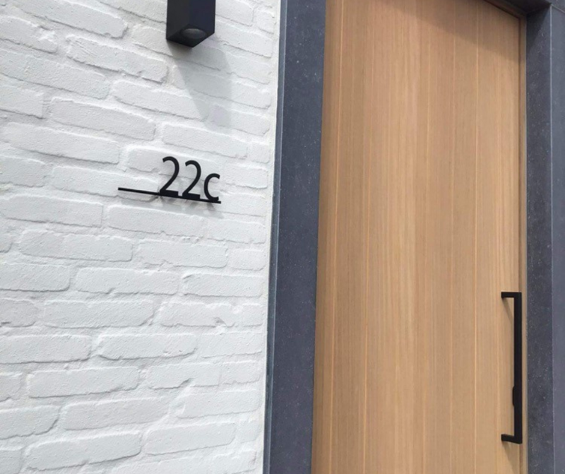 Modern huisnummer met streep – Zwart