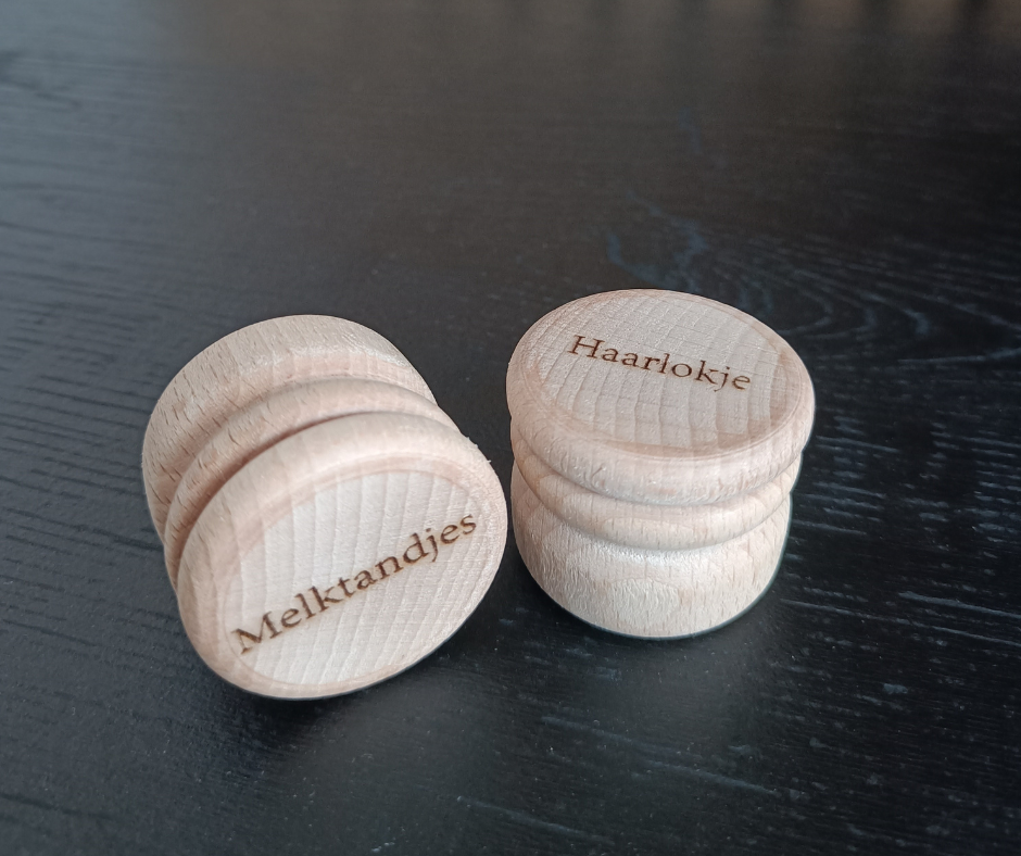 Haarlok en tandendoosje