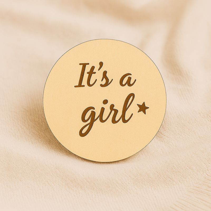Houten geboortebordje – It’s a girl Houten geboortebordje – It’s a girl