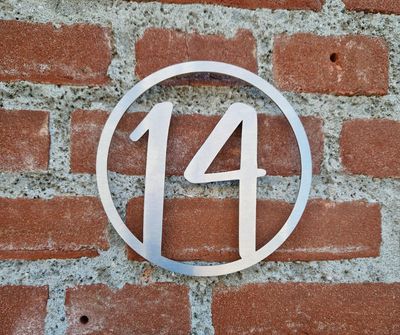 Rond RVS huisnummerbord, strak en tijdloos ontwerp