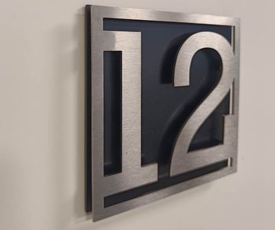 Modern RVS huisnummer met zwarte achterplaat – Luxe design Modern RVS huisnummer met zwarte achterplaat – Luxe design