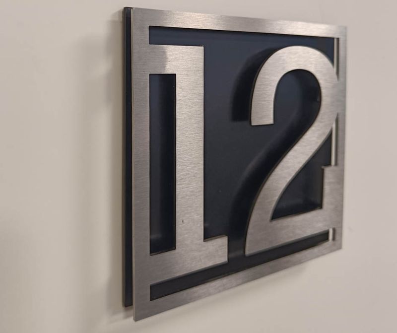 Modern RVS huisnummer met zwarte achterplaat – Luxe design