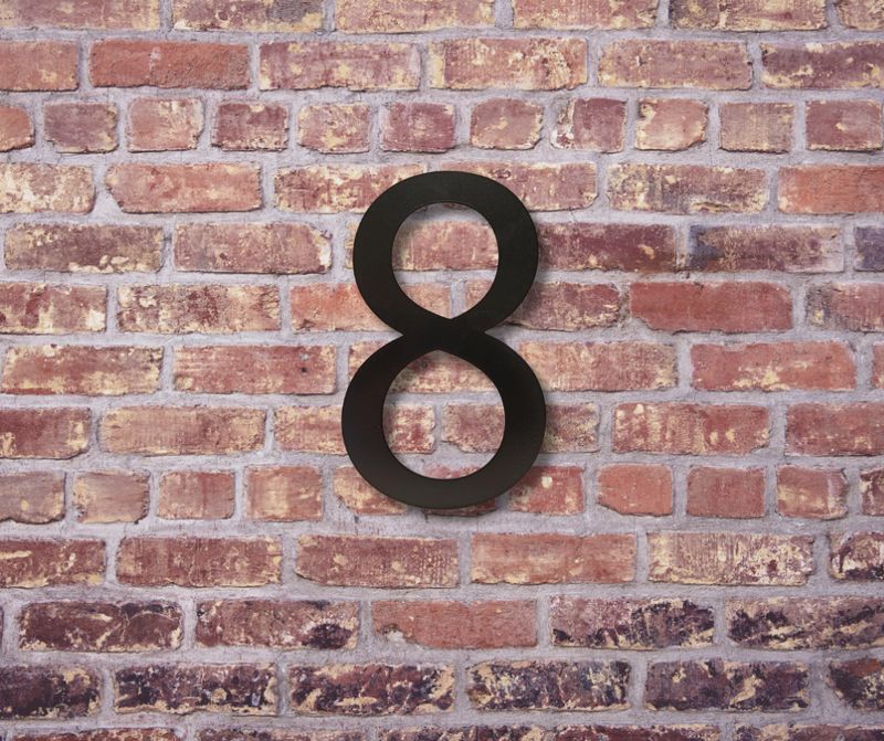 Zwart RVS huisnummer voor buiten, modern en strak ontwerp Zwart RVS huisnummer voor buiten, modern en strak ontwerp