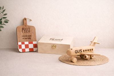 Cadeau collectie met gepersonaliseerde houten producten zoals theedozen, borrelplanken en cadeaubonnen