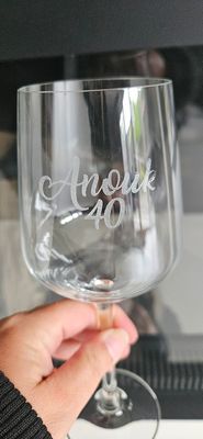 Gegraveerd wijnglas met naam en leeftijd als persoonlijk cadeau