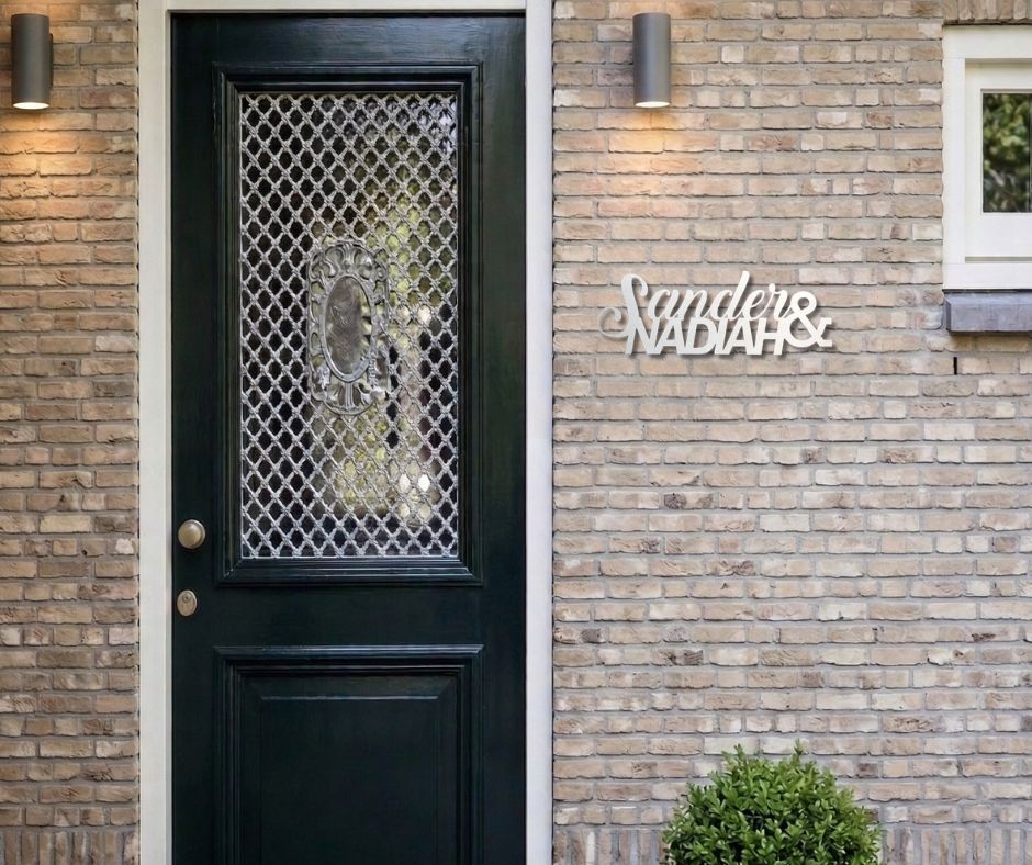 Grijs rvs gepersonaliseerd naambord met twee namen in een sierlijk en modern lettertype 28cm breed