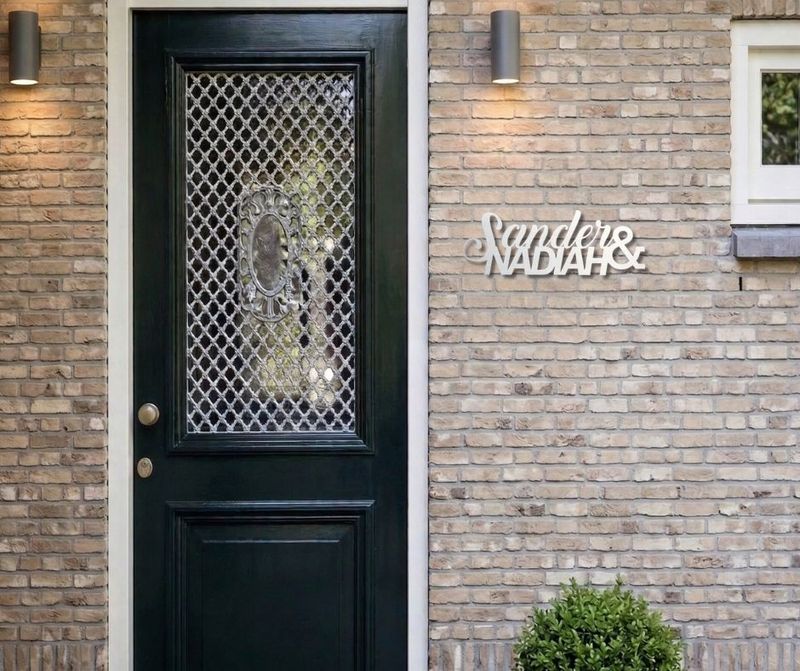 Grijs rvs gepersonaliseerd naambord met twee namen in een sierlijk en modern lettertype 28cm breed