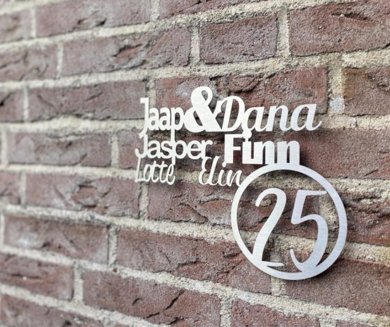 RVS gezinsnaambord met voornamen en huisnummer, stijlvol naambord voor buiten RVS gezinsnaambord met voornamen en huisnummer, stijlvol naambord voor buiten