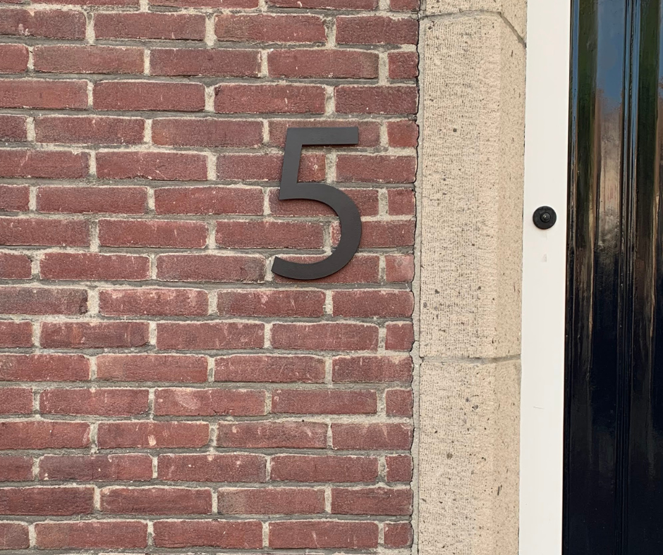 Modern zwart huisnummer voor buiten, strak en tijdloos ontwerp