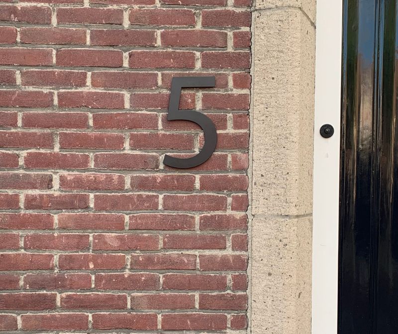 Modern zwart huisnummer voor buiten, strak en tijdloos ontwerp