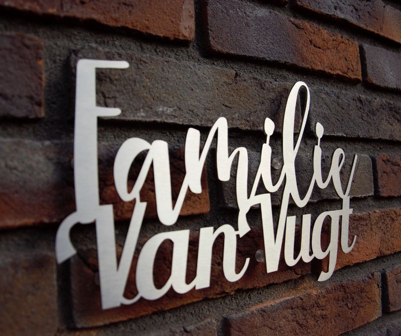 persoonlijk rvs naambord met familienaam voor voordeur