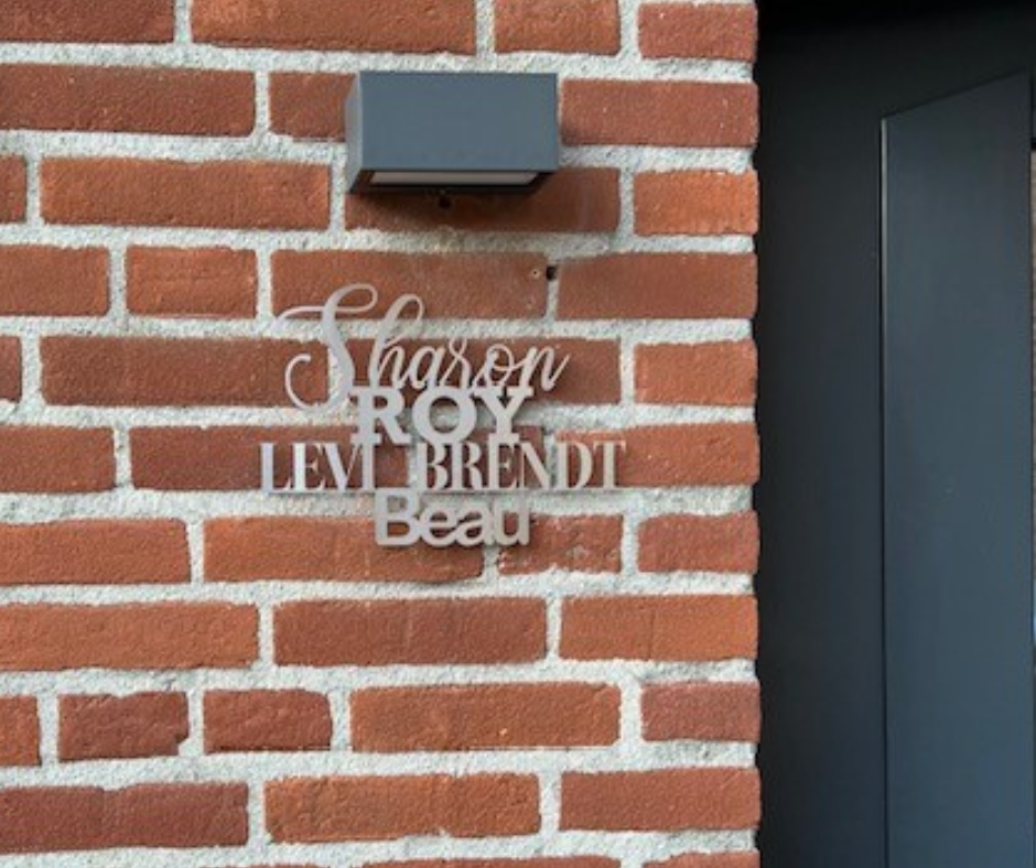 Rvs naambord met voornamen voor bij de voordeur rvs naambord met voornamen naast de voordeur
