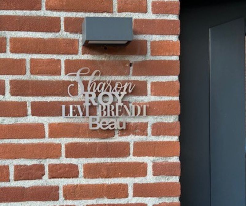 rvs naambord met voornamen naast de voordeur