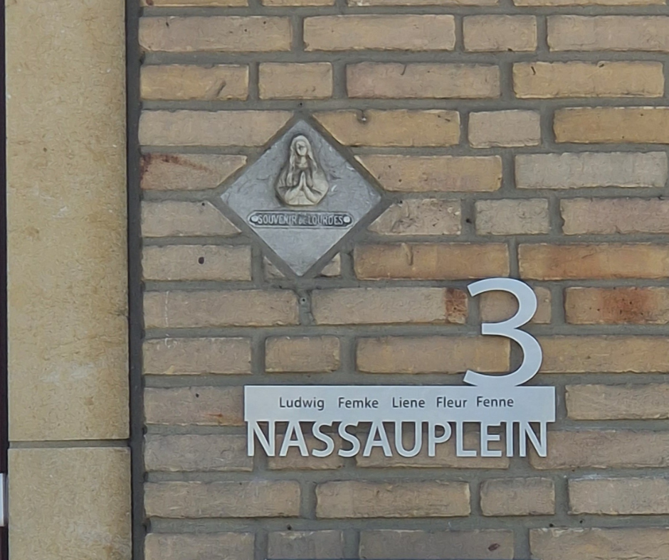 rvs straatnaambord met huisnummer en voornamen op gevel