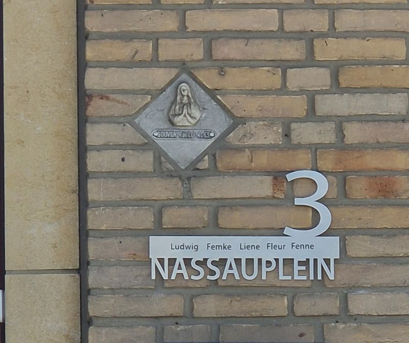 rvs straatnaambord met huisnummer en voornamen op gevel