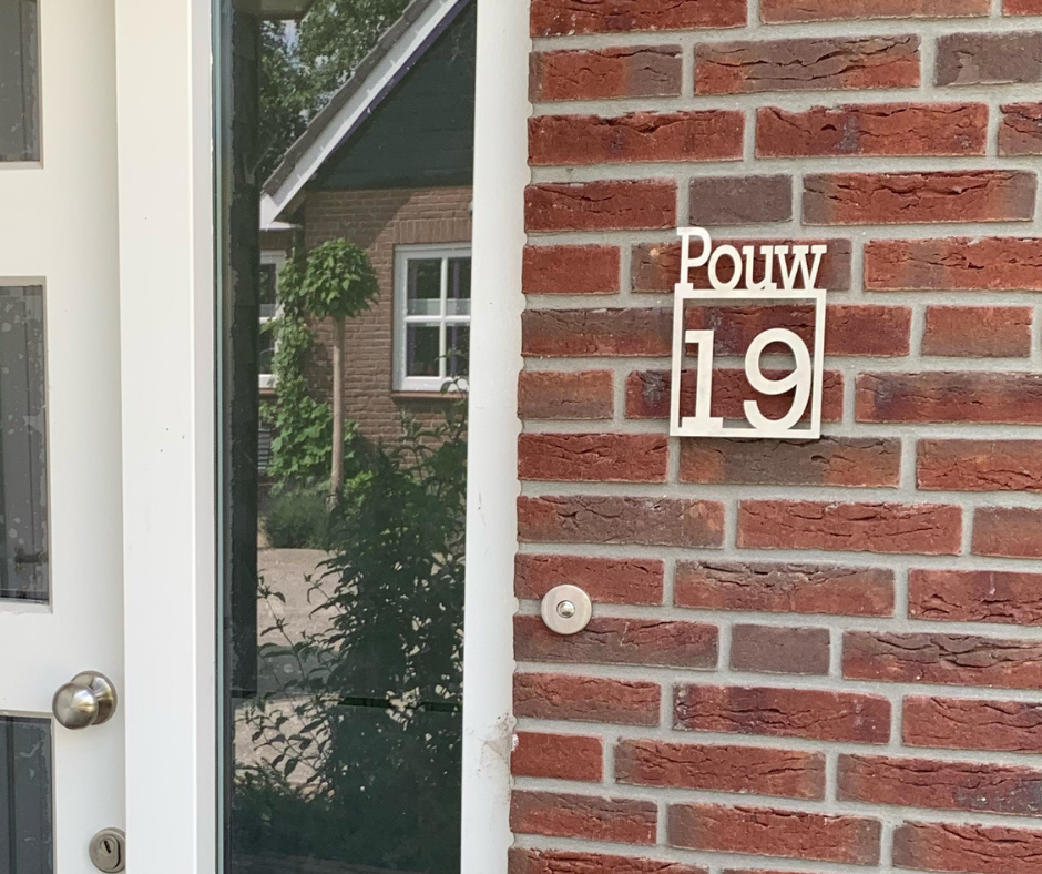 Rvs naambord met familienaam en huisnummer rvs naambord met familienaam en huisnummer op gevel