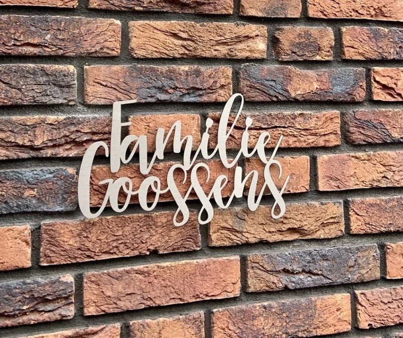 Naam op huis - familienaam (incl. blinde bevestiging) RVS naambord met familienaam voor de voordeur, strak design inclusief blinde bevestiging voor montage aan de muur