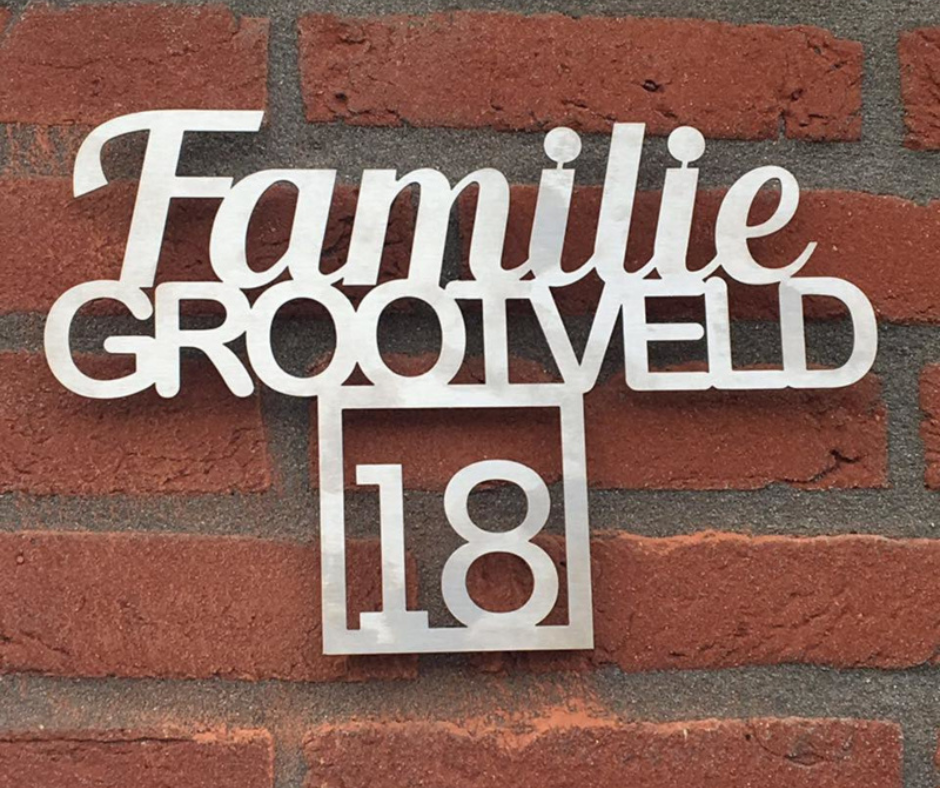 Rvs naambord met familienaam en huisnummer rvs naambord met familienaam en huisnummer op bakstenen gevel
