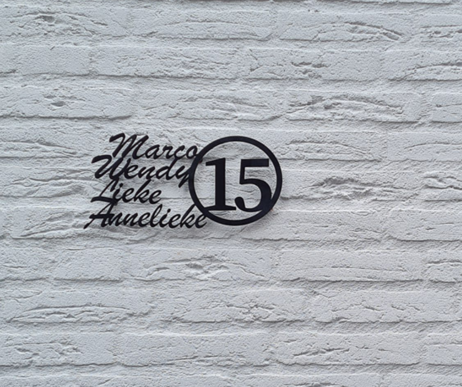 Zwart naambord met voornamen en huisnummer, stijlvol voordeur naambord met cirkel Zwart naambord met voornamen en huisnummer, stijlvol voordeur naambord met cirkel