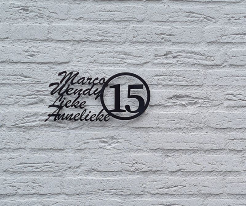 Zwart naambord met voornamen en huisnummer, stijlvol voordeur naambord met cirkel Zwart naambord met voornamen en huisnummer, stijlvol voordeur naambord met cirkel