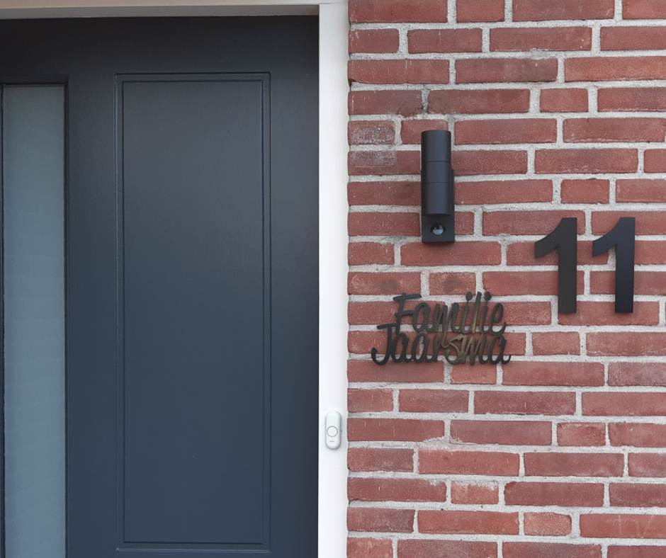 Zwart naambord met familienaam en los huisnummer, stijlvol naambord voor voordeur of gevel Zwart naambord met familienaam en los huisnummer, stijlvol naambord voor voordeur of gevel