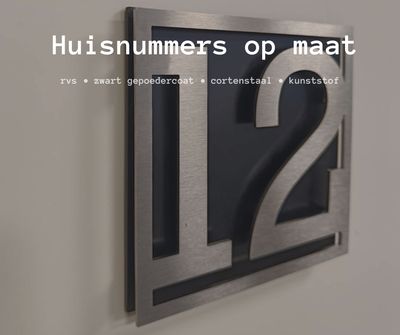 Modern rvs huisnummer met zwarte achterplaat, strak en luxe ontwerp Modern rvs huisnummer met zwarte achterplaat, strak en luxe ontwerp