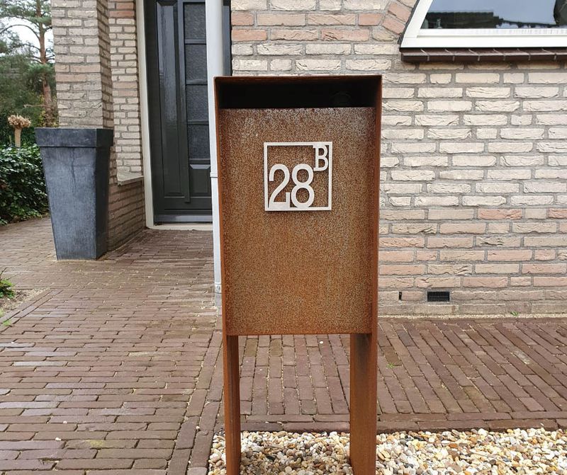 Vierkant rvs huisnummer met letter voor buiten Vierkant rvs huisnummer met letter gemonteerd op een cortenstalen brievenbus