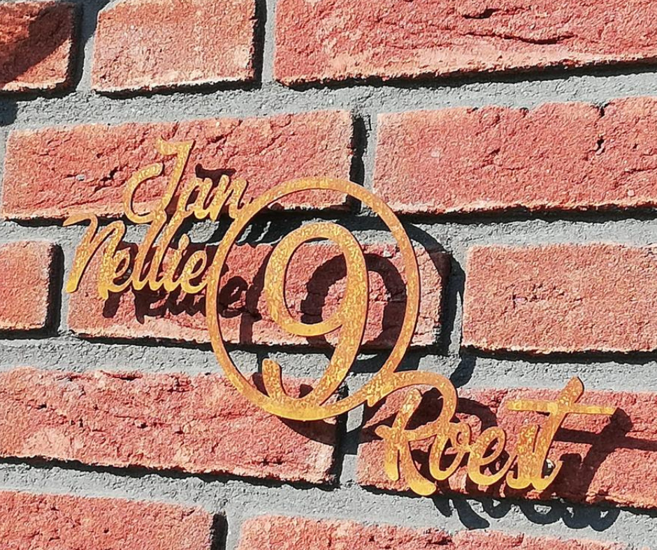 Cortenstaal naambord met huisnummer en namen Cortenstaal naambord met huisnummer en namen