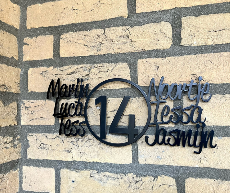 Zwart naambord met voornamen rond huisnummer, stijlvol bord