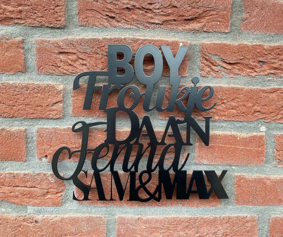 Zwart naambord met voornamen, stijlvol naambord voor gezin