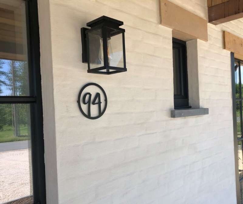 Rond zwart RVS huisnummer in cirkel, modern en stijlvol ontwerp Rond zwart RVS huisnummer in cirkel, modern en stijlvol ontwerp