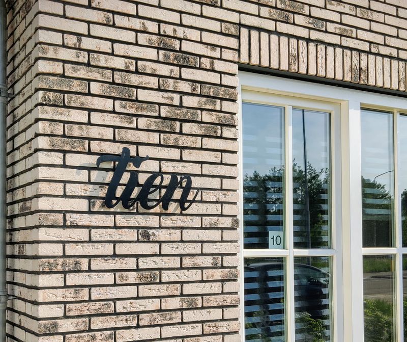 Zwart RVS huisnummer in letters, modern en stijlvol ontwerp Zwart RVS huisnummer in letters, modern en stijlvol ontwerp