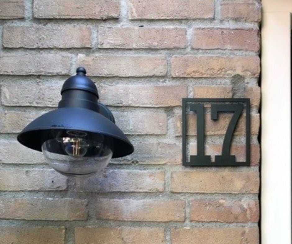 Zwart RVS huisnummer in vierkant frame, modern en industrieel ontwerp