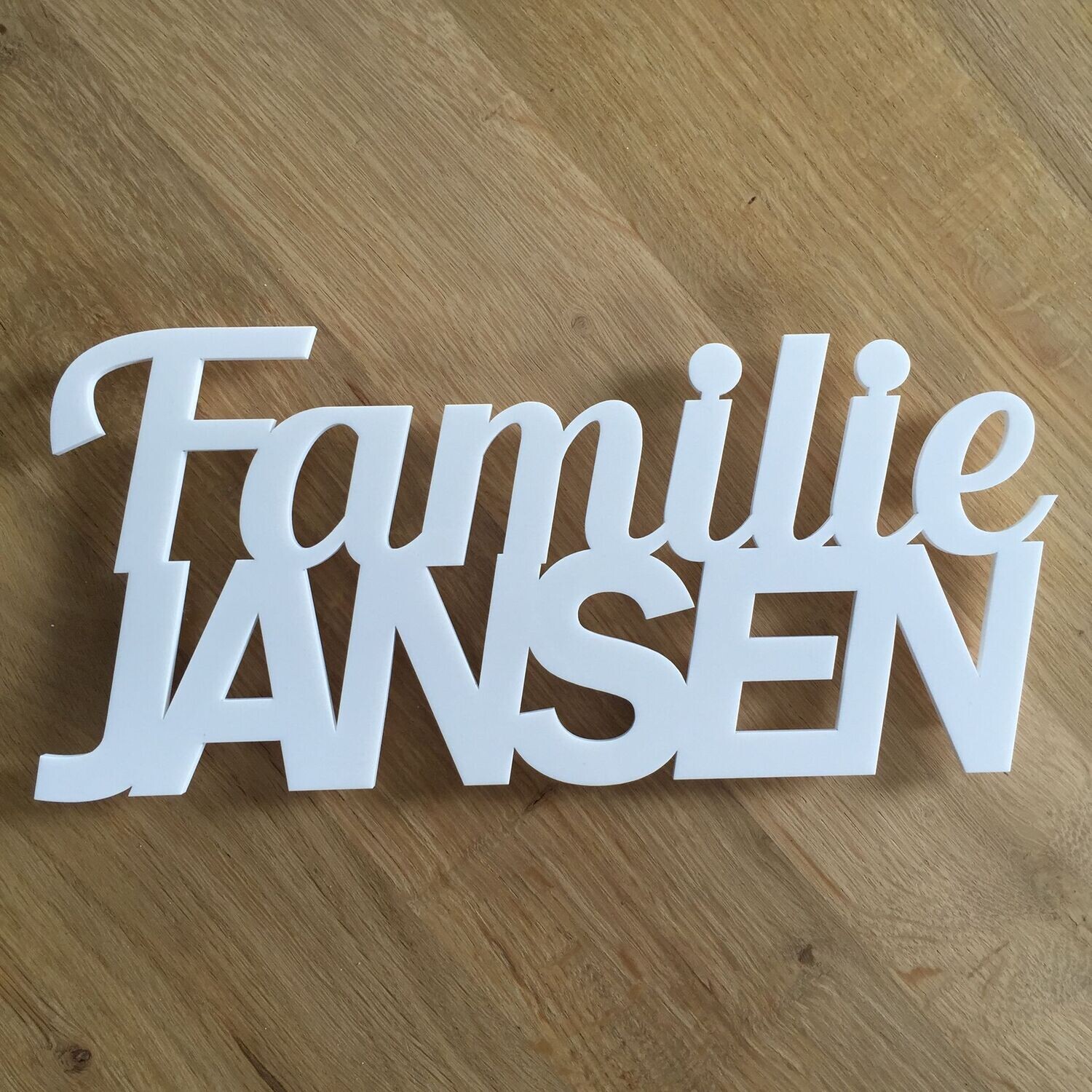 Wit kunststof naambord met familienaam Wit kunststof naambord met voornaam en familienaam voor de voordeur