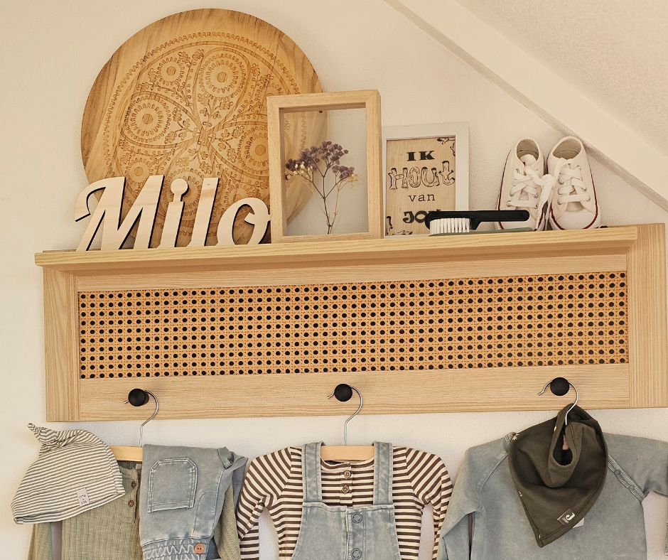Houten geboorte naambord met gepersonaliseerde babynaam voor de babykamer