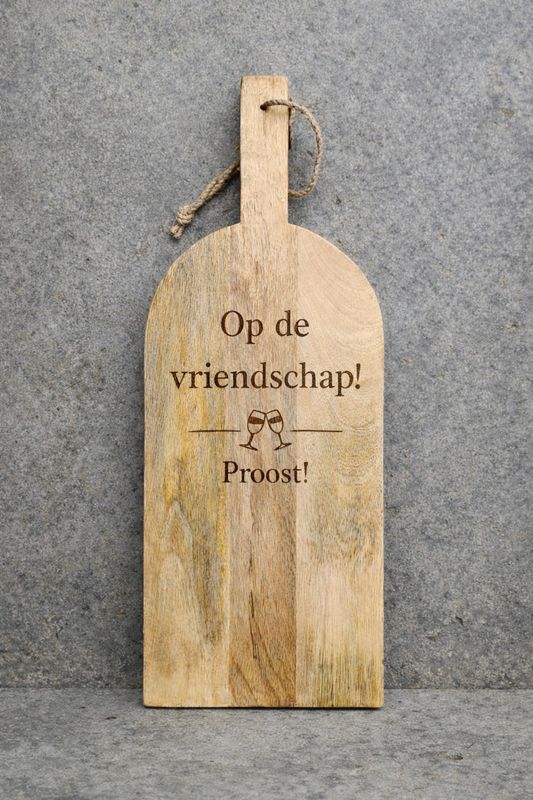 Halfronde houten borrelplank met tekst Op de vriendschap Proost