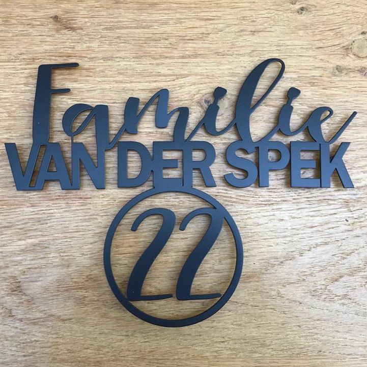 Zwart naambord met familienaam en huisnummer in cirkel Zwart naambord met familienaam en huisnummer in cirkel